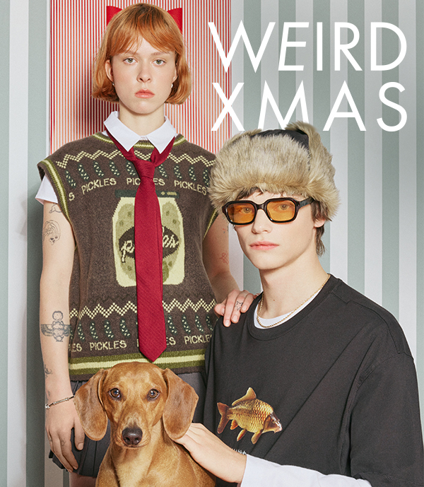 Dva modelové ve vánoční stylizaci a pes v popředí. Vpravo bílý nápis WEIRD XMAS.