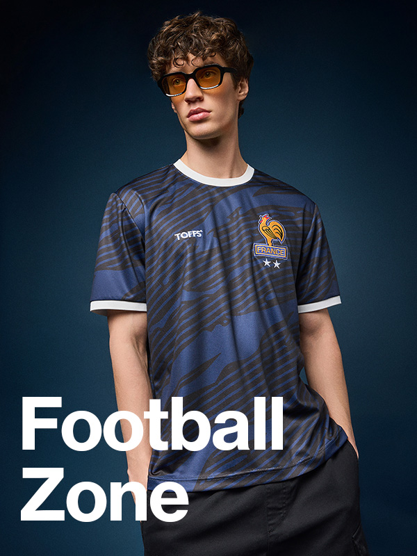Model ve fotbalovém dresu Francie; text Football Zone.