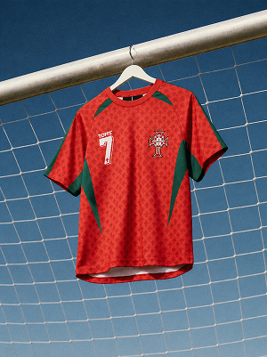 Fotbalový dres Portugalska zavěšený na brance.