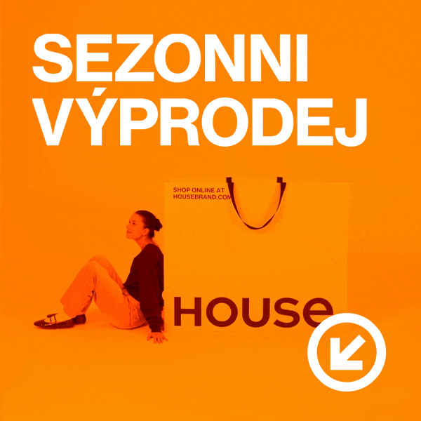 Modelka sedí a opírá se o velkou tašku House na oranžovém pozadí. Text: Sezónní výprodej.