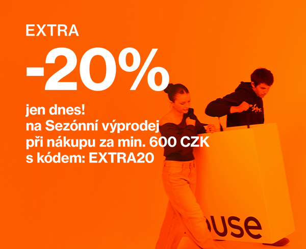 Baner s modelkou a nápisem Extra -20 % na Sezónní výprodej