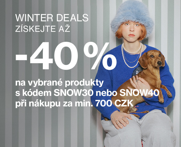 Modelka v modrém svetru se psem, Winter Deals sleva -40 %.