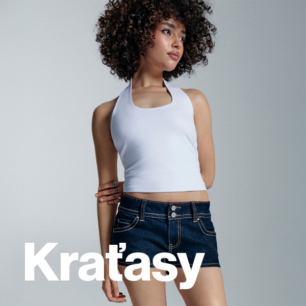 Kraťasy. Modelka v bílém topu a džínových kraťasech.