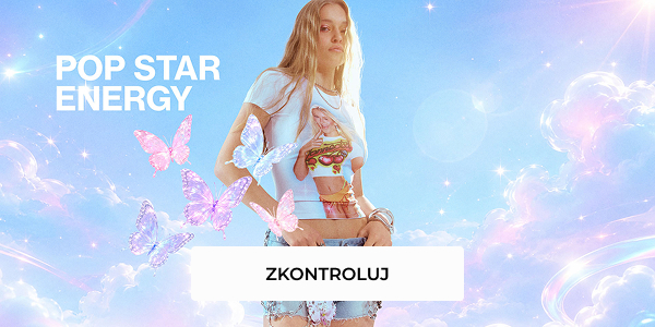 Modelka v tričku s potiskem a džínových šortkách; text POP STAR ENERGY.