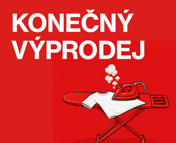 KONEČNÝ VÝPRODEJ. Žehlička žehlí bílé tričko na žehlicím prkně.